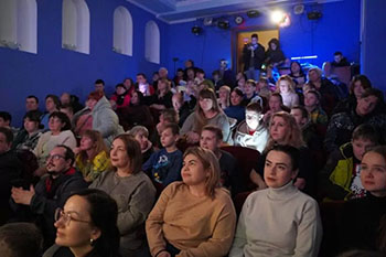 Діти з інвалідністю представили в Полтаві виставу за мотивами індонезійського фольклору